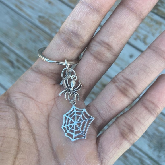 Y2K Gothic Spider web keychain - Silver Keychain Spider and spider web keychain - Picture 4 of 5